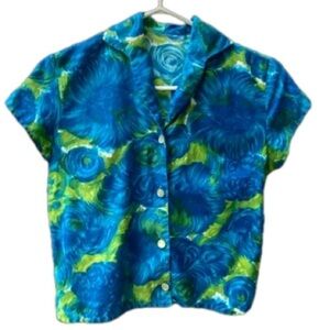 Vintage short sleeve blouse size s/m. Button up front Blue/green floral print